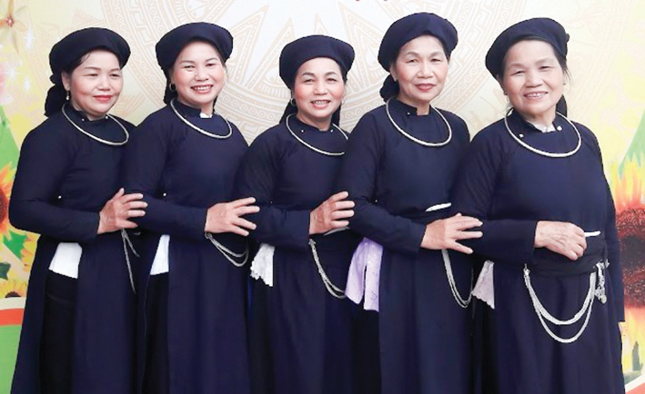 សំលៀកបំពាក់ស្ត្រីជនជាតិ Tay ។