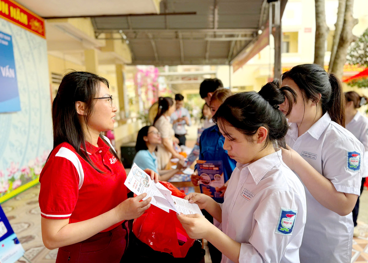 Các gian hàng tư vấn, hướng nghiệp cho học sinh tại trường THPT Ngọc Hà
