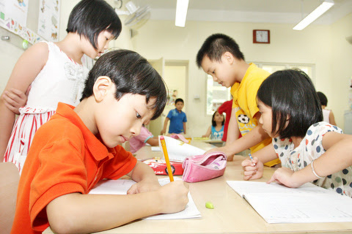 The race to enter first grade at Hanoi's top schools is always intense every year. (Illustration photo)