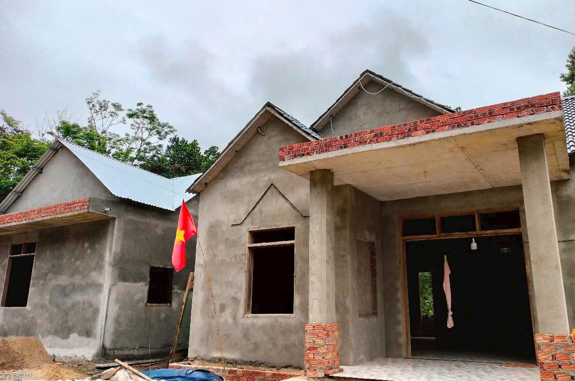 Promoting the elimination of temporary houses in the district, many new solid houses have been built, ensuring stable lives for the people. Photo: THANH THANH
