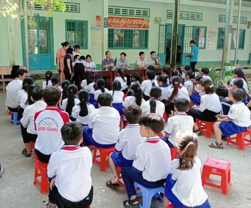 Đoàn trao học bổng cho các em tại điểm trường THCS Giồng Kè, Điểm Kinh 1, ấp Rạnh hạt, xã Bình Giang, huyện Hòn Đất, Kiên Giang. (Ảnh: Liên hiệp các tổ chức hữu nghị tỉnh Kiên Giang)