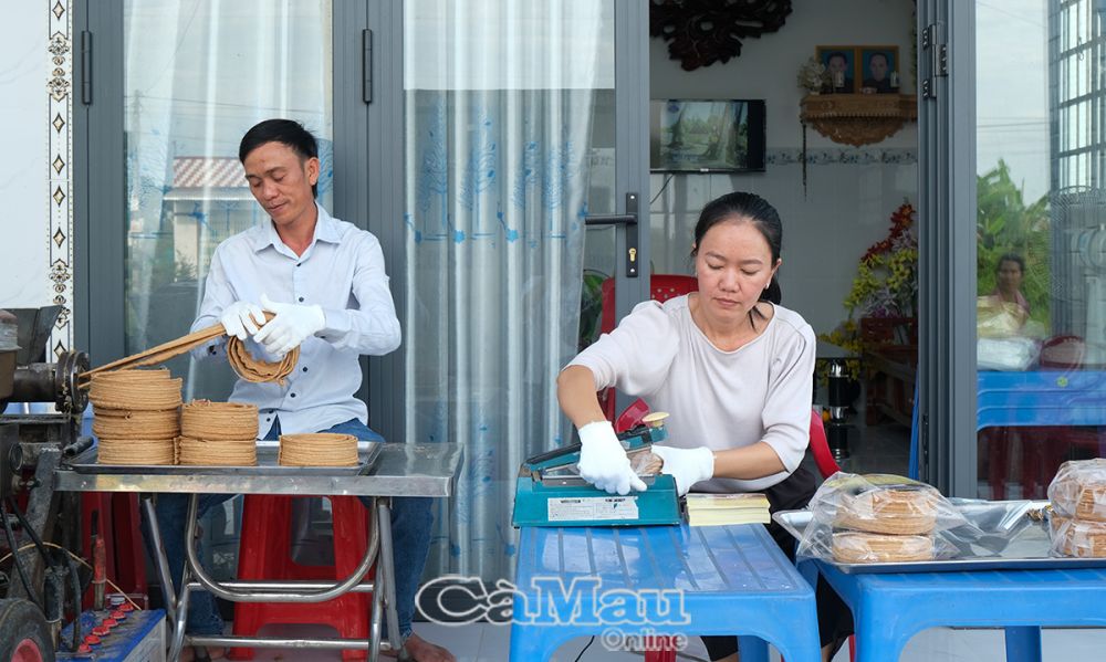 Le processus de fabrication du gâteau est simple, donc seulement 2 personnes sont nécessaires. (Sur la photo : M. Tan est chargé de tirer le gâteau et sa sœur s'occupera de l'emballage).