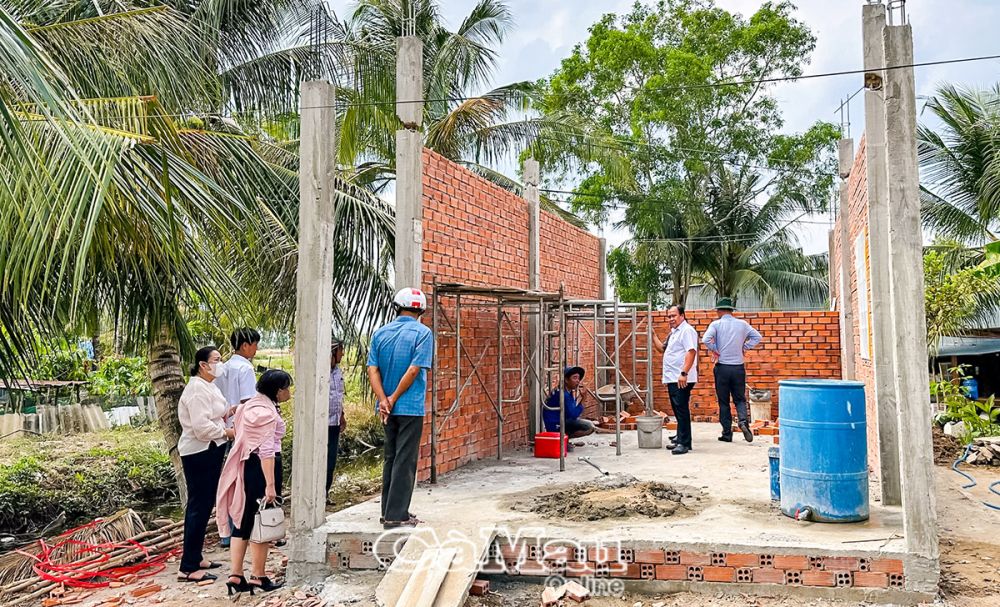 Vice Chairman of the Provincial People's Committee Nguyen Minh Luan inspected the actual progress of removing temporary and dilapidated houses in Tan Bang commune, Thoi Binh district (March 2025).