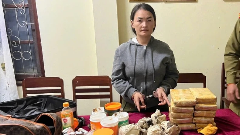 디엔비엔 경찰은 라오스 북부 지방에서 많은 주요 마약 사건을 조직하고 해결했습니다. 사진 1