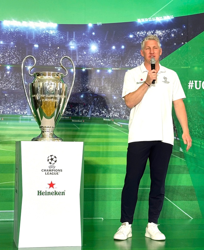 Đón cúp vô địch UEFA Champions League cùng Bastian Schweitsteiger tại Việt Nam - Ảnh 3.