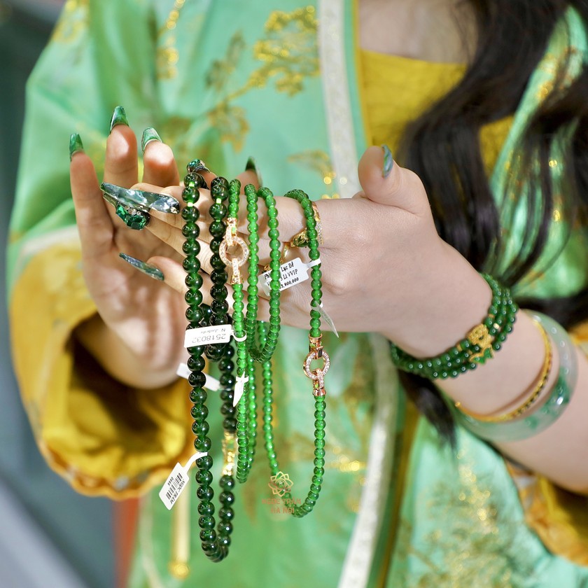 Thị trường phụ kiện phong thủy đang phát triển mạnh mẽ, với hàng loạt thương hiệu chuyên bán sản phẩm dành riêng cho giới trẻ, vừa hợp phong thủy, vừa tinh tế, vừa hiện đại.