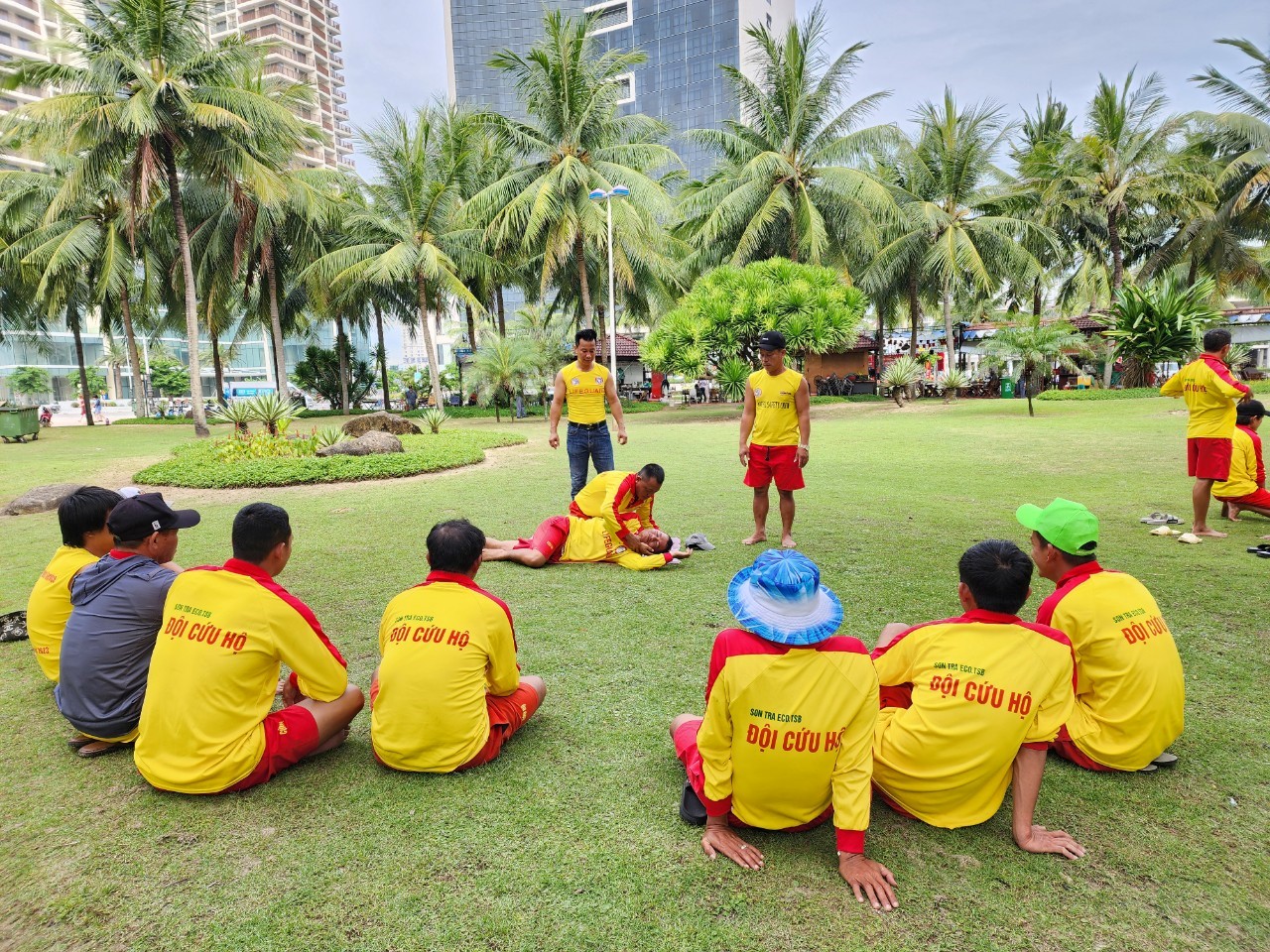 Die Verwaltung der Touristenstrände der Halbinsel Son Tra und Da Nang arbeitet mit Organisationen und Verbänden zusammen, um die Fähigkeiten und das Fachwissen von Rettungsschwimmern zu schulen und zu verbessern. Foto: TRAN TRUC