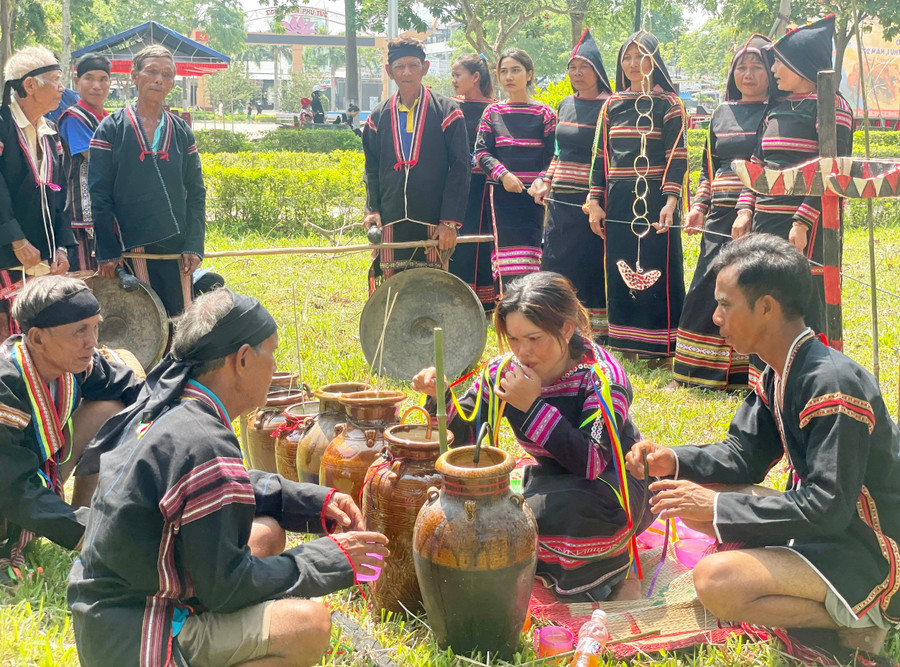 Las costumbres y prácticas tradicionales tienen significados hermosos y únicos y se debería fomentar su uso generalizado.