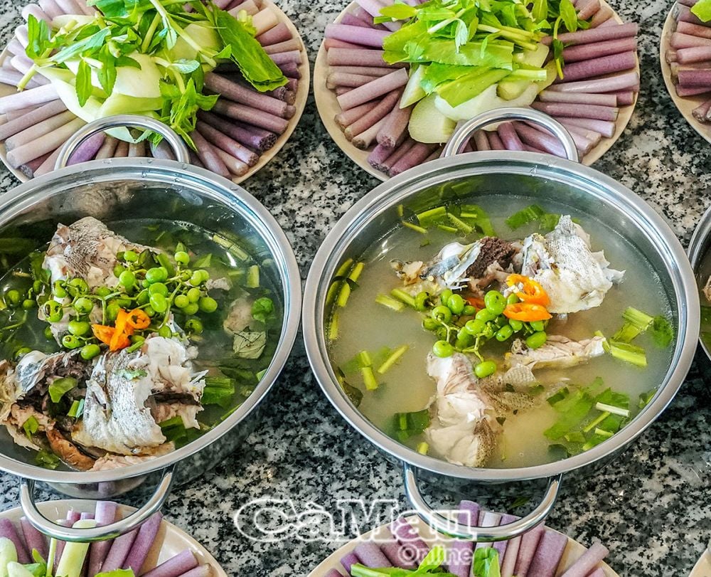 酸っぱいスープで煮込んだハタの魚。カマウ岬の観光名所では絶対に外せない美味しい料理です。