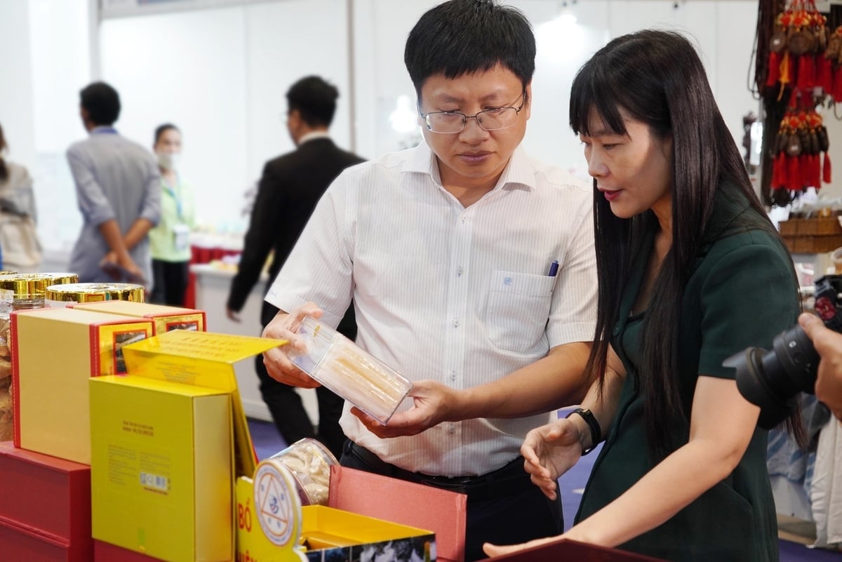 Ông Huỳnh Tấn Hải, Phó Giám đốc Sở Công Thương tỉnh Khánh Hòa tham quan gian hàng trưng bày các sản phẩm về yến của Công ty TNHH Nhà nước MTV Yến sào Khánh Hòa tại Hội chợ hàng Việt Nam tiêu biểu xuất khẩu năm 2025. Ảnh: Nguyễn Thủy.