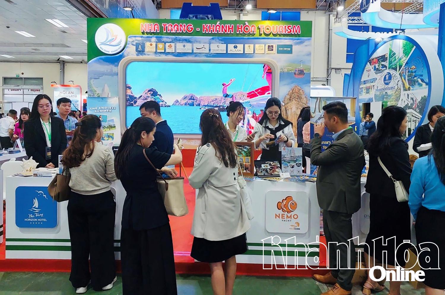 Du khách tìm hiểu sản phẩm du lịch Nha Trang - Khánh Hòa tại VITM Hà Nội 2025.