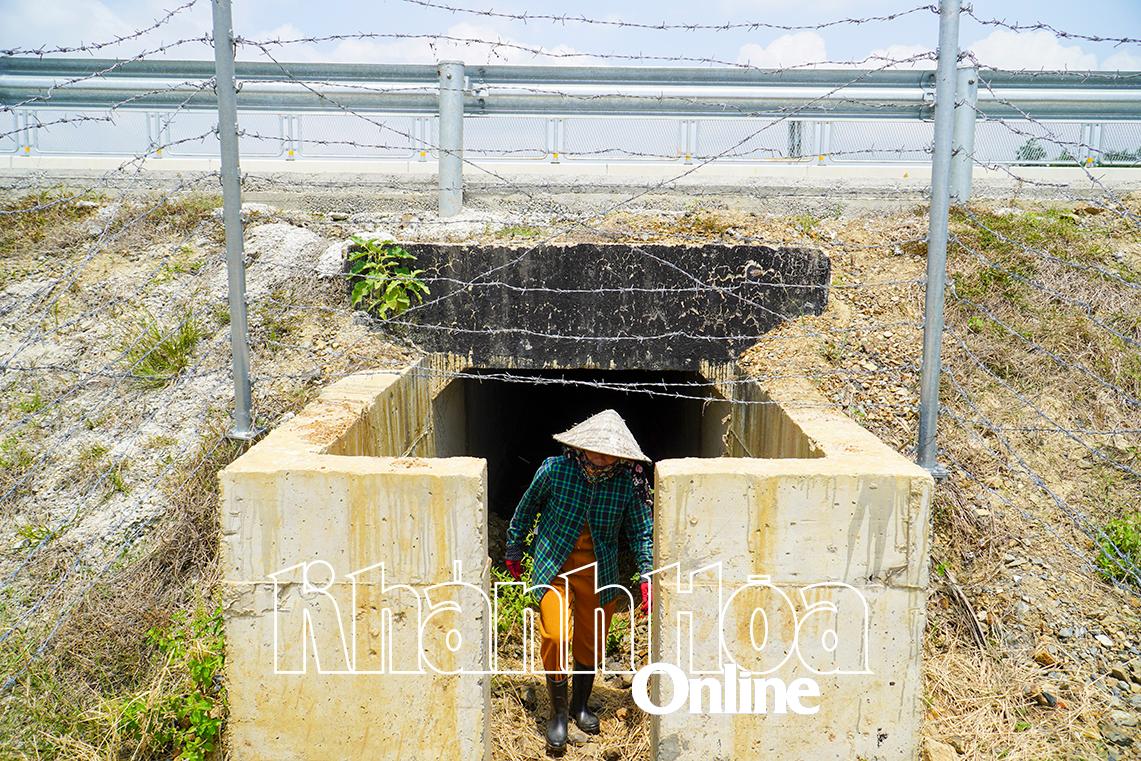 Les gens traversent le passage souterrain pour entrer dans la zone de production.