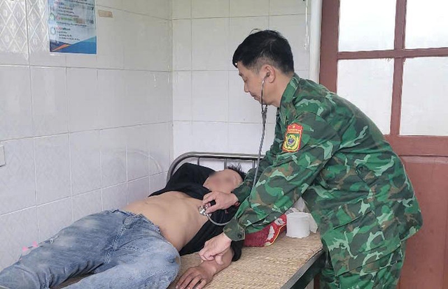 Quân y cứu sống hàng chục người bị ngộ độc lá ngón bằng bài thuốc dân gian- Ảnh 1.
