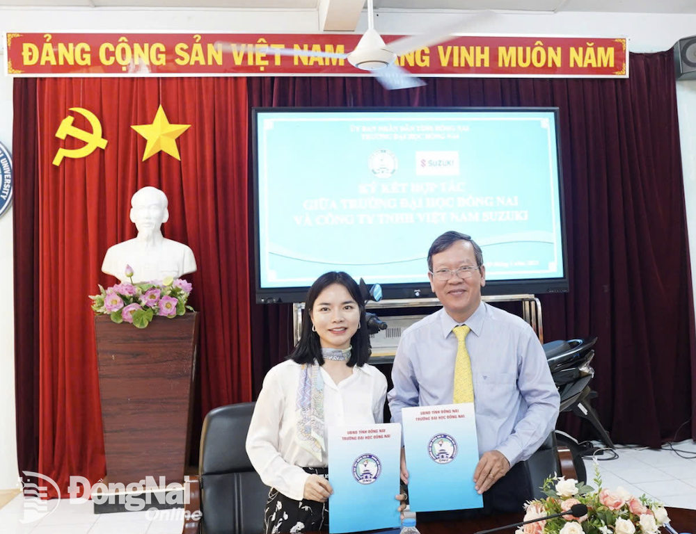 ថ្នាក់ដឹកនាំសាកលវិទ្យាល័យ Dong Nai និងតំណាងក្រុមហ៊ុន Vietnam Suzuki Company Limited បានផ្លាស់ប្តូរកំណត់ហេតុនៃការចុះហត្ថលេខាលើកិច្ចសហប្រតិបត្តិការ។ រូបថត៖ Anh Dung