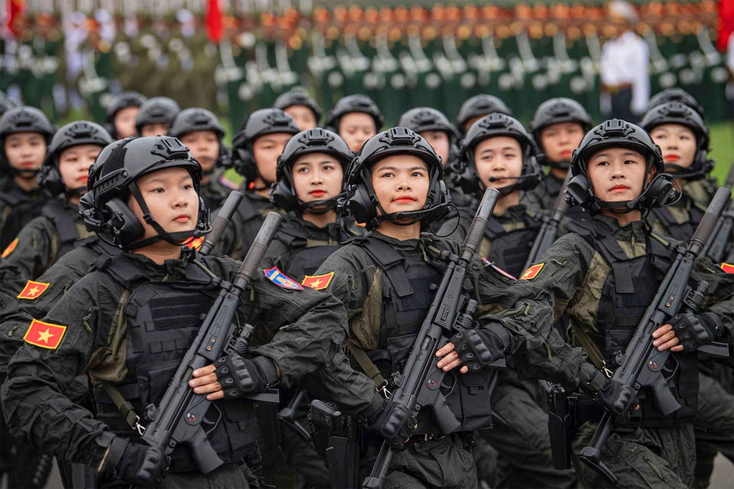 Oficiales masculinos de la Policía Popular de Vietnam marcharon en un desfile para celebrar el 70 aniversario de la victoria de Dien Bien Phu. Fuente: vnexpress.net