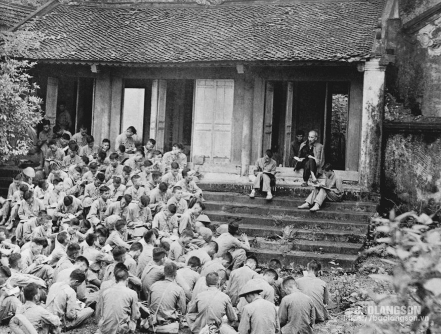 Bác Hồ nói chuyện với các chiến sĩ Đại đoàn quân Tiên Phong tại Đền Giếng, Đền Hùng, Phú Thọ (ngày 19/9/1954) Ảnh tư liệu
