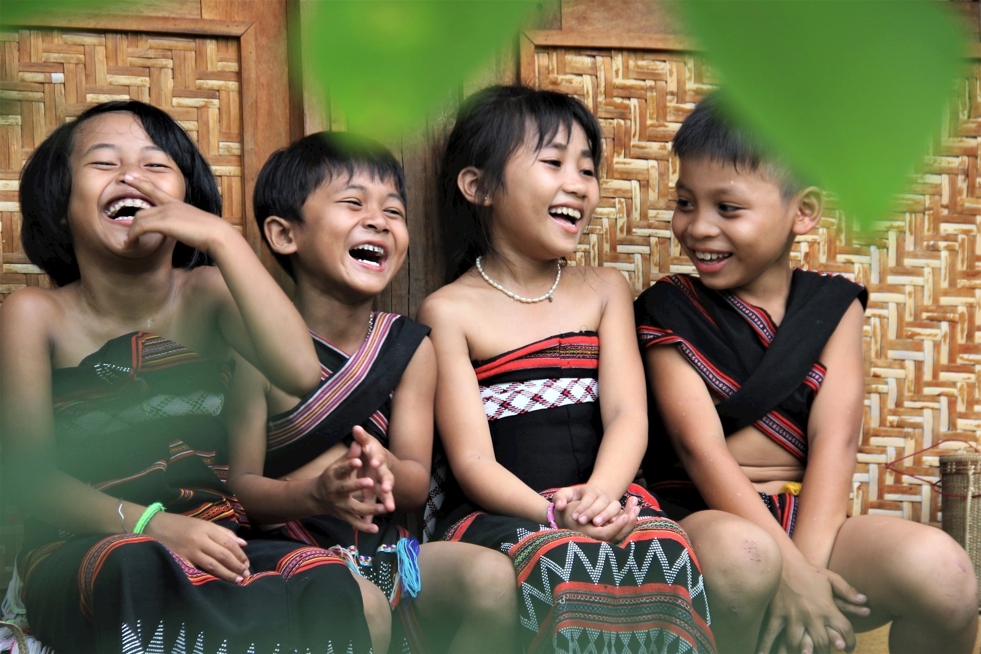 សំណើចខ្លាំងៗ និងកែវភ្នែកច្បាស់ៗរបស់កូនភ្នំខ្ពស់ គឺជារូបភាពដ៏ស្រស់ស្អាតដែលអាចមើលឃើញយ៉ាងងាយនៅលើផ្លូវលំហូជីមិញ កាត់តាមភូមិនានា។ រូបថត៖ PHUONG GIANG