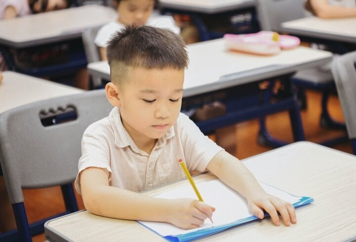 Children study extra classes full week, competing for a place in first grade at a hot school in Hanoi. (Illustration photo)