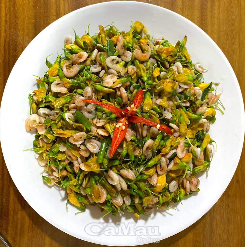 Parmi tous les plats à base de fleurs de Sesbania grandiflora, les crevettes d'eau douce sautées sont les plus faciles à préparer et à déguster. La douceur des crevettes et le parfum des fleurs évoquent des souvenirs nostalgiques chez ceux qui sont loin de chez eux.