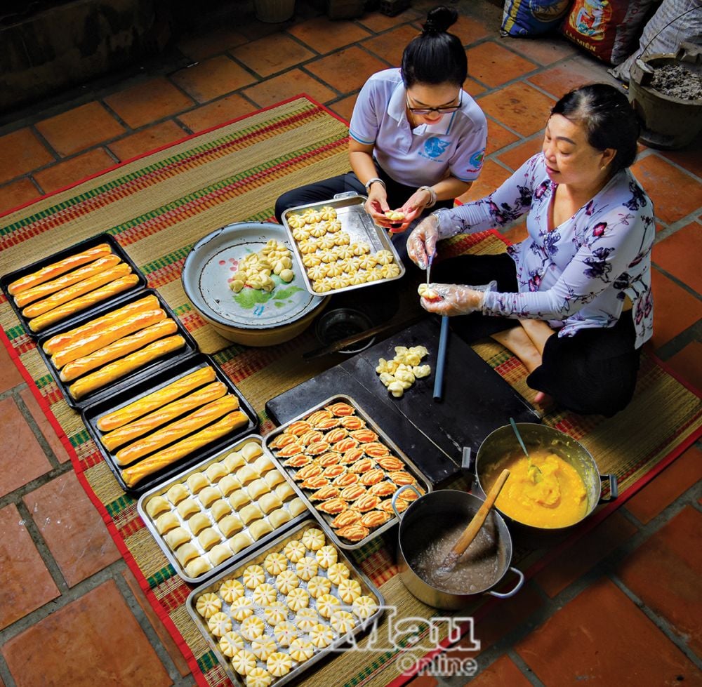 Mme Nguyen Thi Ngoc Thuy (à droite) est la troisième génération de sa famille à perpétuer la tradition de la fabrication de gâteaux de riz gluant à la noix de coco et d'autres pâtisseries vietnamiennes traditionnelles.