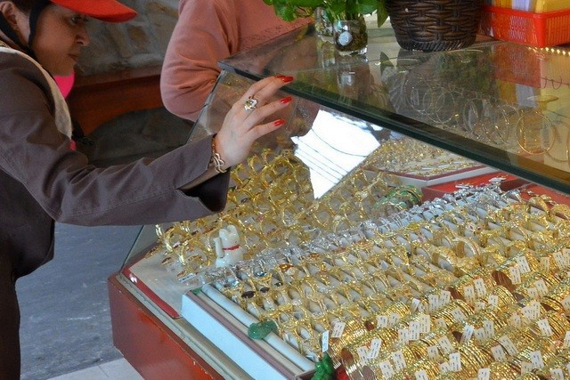 Đêm qua, giá vàng thế giới có lúc bật tăng hàng chục USD/ounce nhưng sau đó lại giảm mạnh
