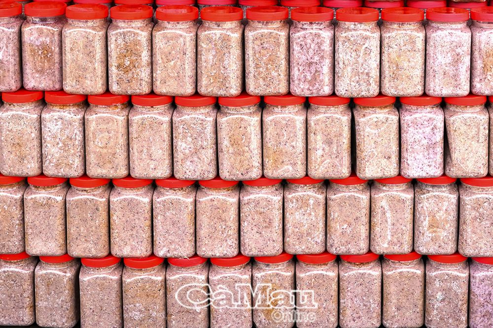 Le tofu fermenté fini est séché au soleil pendant environ 10 jours avant utilisation.
