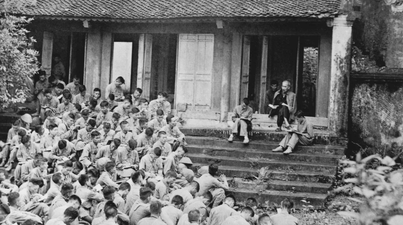El presidente Ho Chi Minh habla con soldados del Regimiento Capital en el Templo Hung (Phu Tho) en 1954.