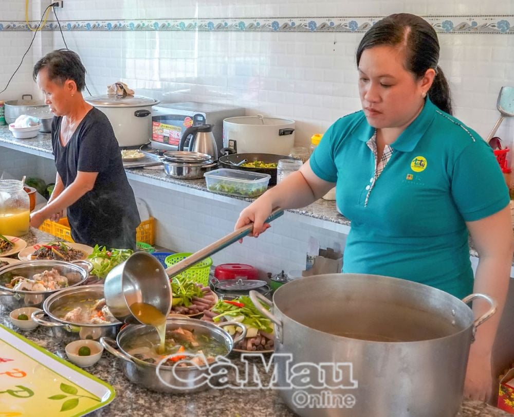 酸っぱいスープで煮込んだハタの魚。カマウ岬の観光名所では絶対に外せない美味しい料理です。