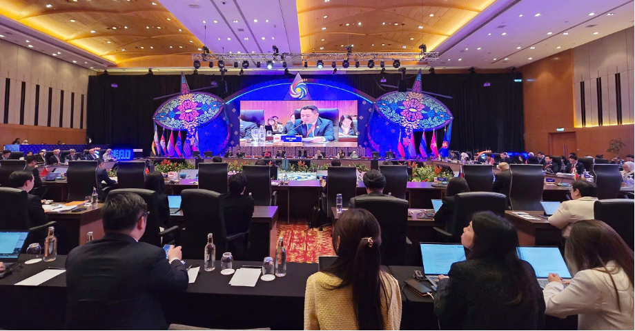 Phó Thống đốc Nguyễn Ngọc Cảnh tham dự các phiên đối thoại với Hội đồng kinh doanh và CEO các tổ chức tài chính