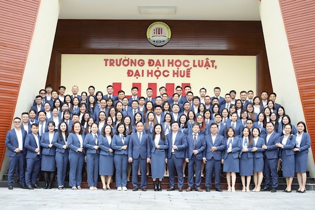 Tập thể cán bộ, viên chức, lao động Trường Đại học Luật, Đại học Huế.