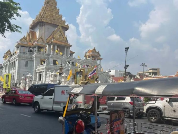 Amrita toma fotos de las calles de Bangkok mientras espera un taxi que la recoja. Foto: BI