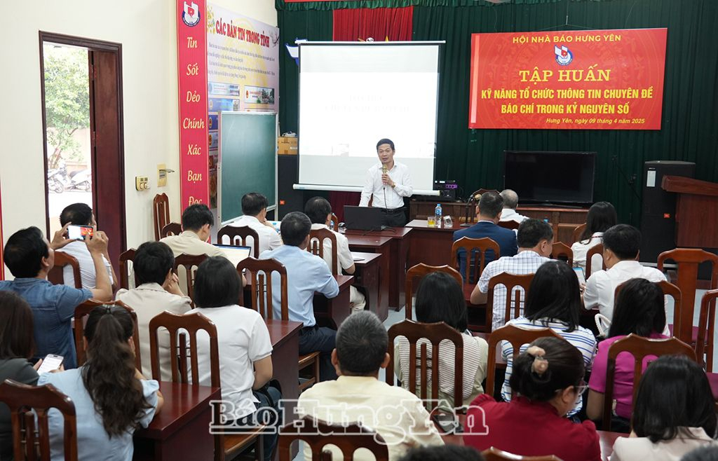  អ្នកសារព័ត៌មាន បណ្ឌិត Nguyen Tri Thuc ប្រធាននាយកដ្ឋានប្រធានបទពិសេស និងបញ្ហាពិសេស (ទស្សនាវដ្ដីកុម្មុយនិស្ត) បង្ហាញខ្លឹមសារនៅថ្នាក់បណ្តុះបណ្តាល។ 