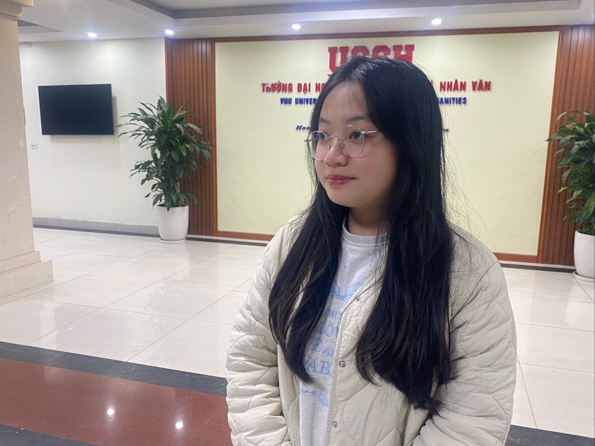 Thu Thùy cảm thấy thích thú khi trải nghiệm bói toán AI. Ảnh: Nguyệt Hòa