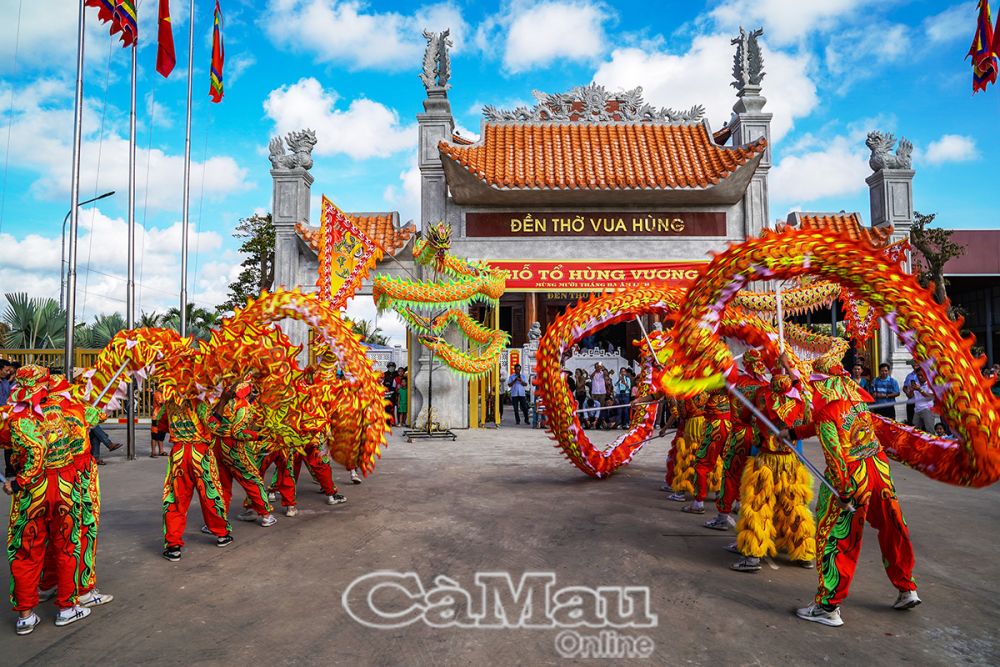 Ab 2021 wird die Gedenkzeremonie der Hung-Könige in Ca Mau offiziell in das Veranstaltungsprogramm „Ca Mau – Destination“ aufgenommen. (Foto: Der Hung-King-Tempel in der Gemeinde Tan Phu im Bezirk Thoi Binh ist geräumig und feierlich gestaltet.)