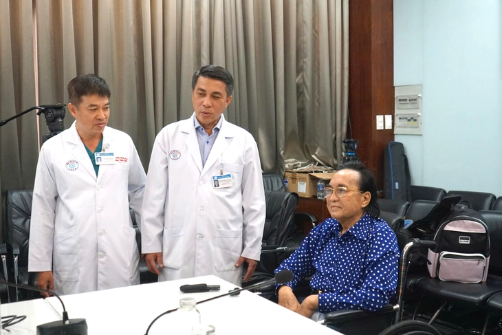 Nghệ sĩ cải lương Thanh Tuấn hát cảm ơn bác sĩ Bệnh viện Chợ Rẫy - Ảnh 2.