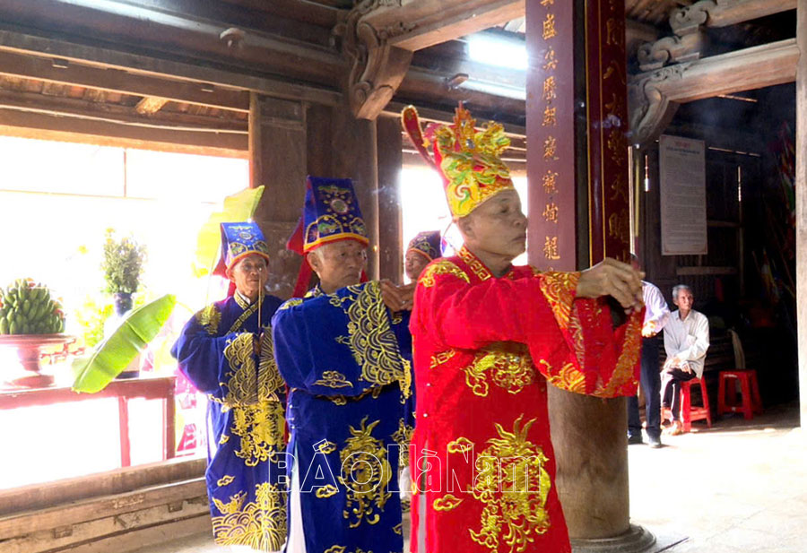Festival tradicional de la casa comunal y pagoda de Cao Da