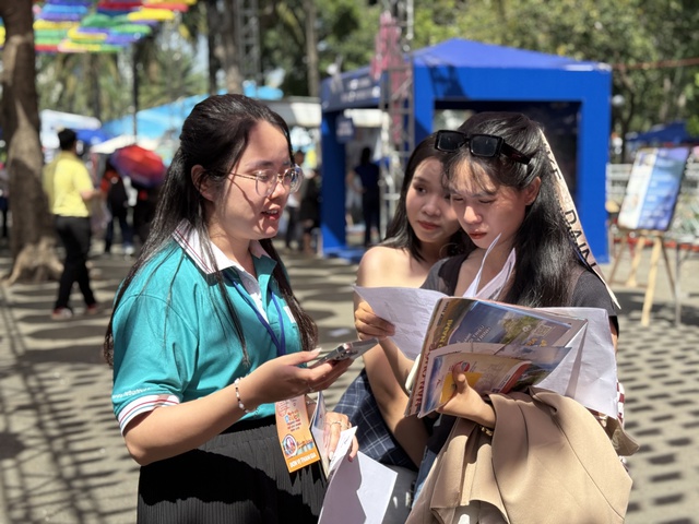 Doanh nghiệp bội thu, du lịch TP.HCM hứa hẹn bùng nổ lễ 30.4 - Ảnh 1.