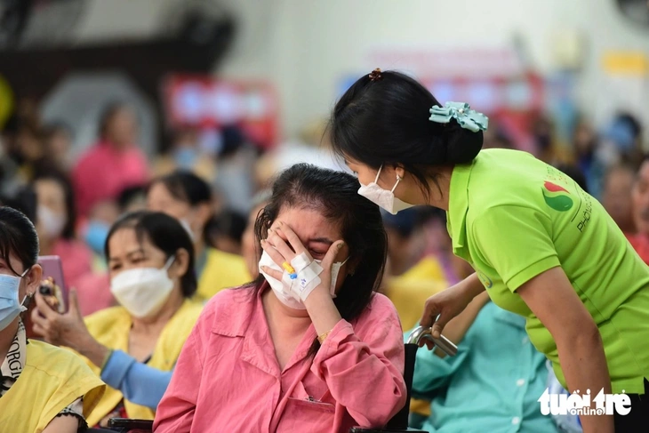 Bệnh viện đầu tiên hỗ trợ mua bảo hiểm y tế cho bệnh nhân cả nước - Ảnh 1.