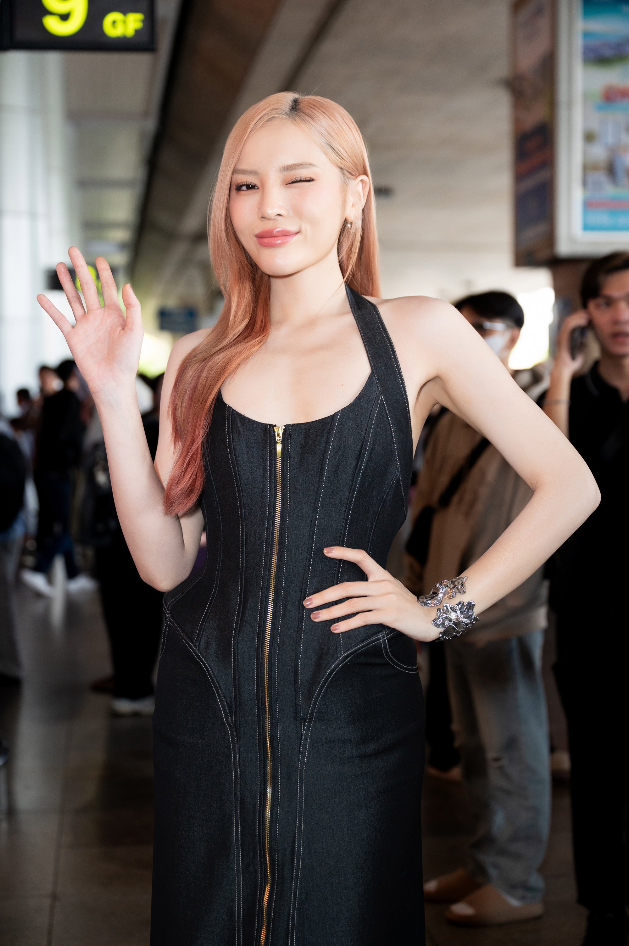 Đương kim Hoa hậu Hoàn vũ diện áo bà ba đọ sắc với Kỳ Duyên- Ảnh 5.