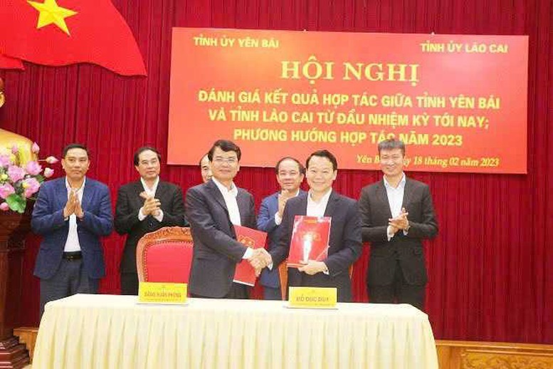 Leaders of Lao Cai and Yen Bai provinces signed documents at the Conference to evaluate cooperation results between the two provinces, February 18, 2023