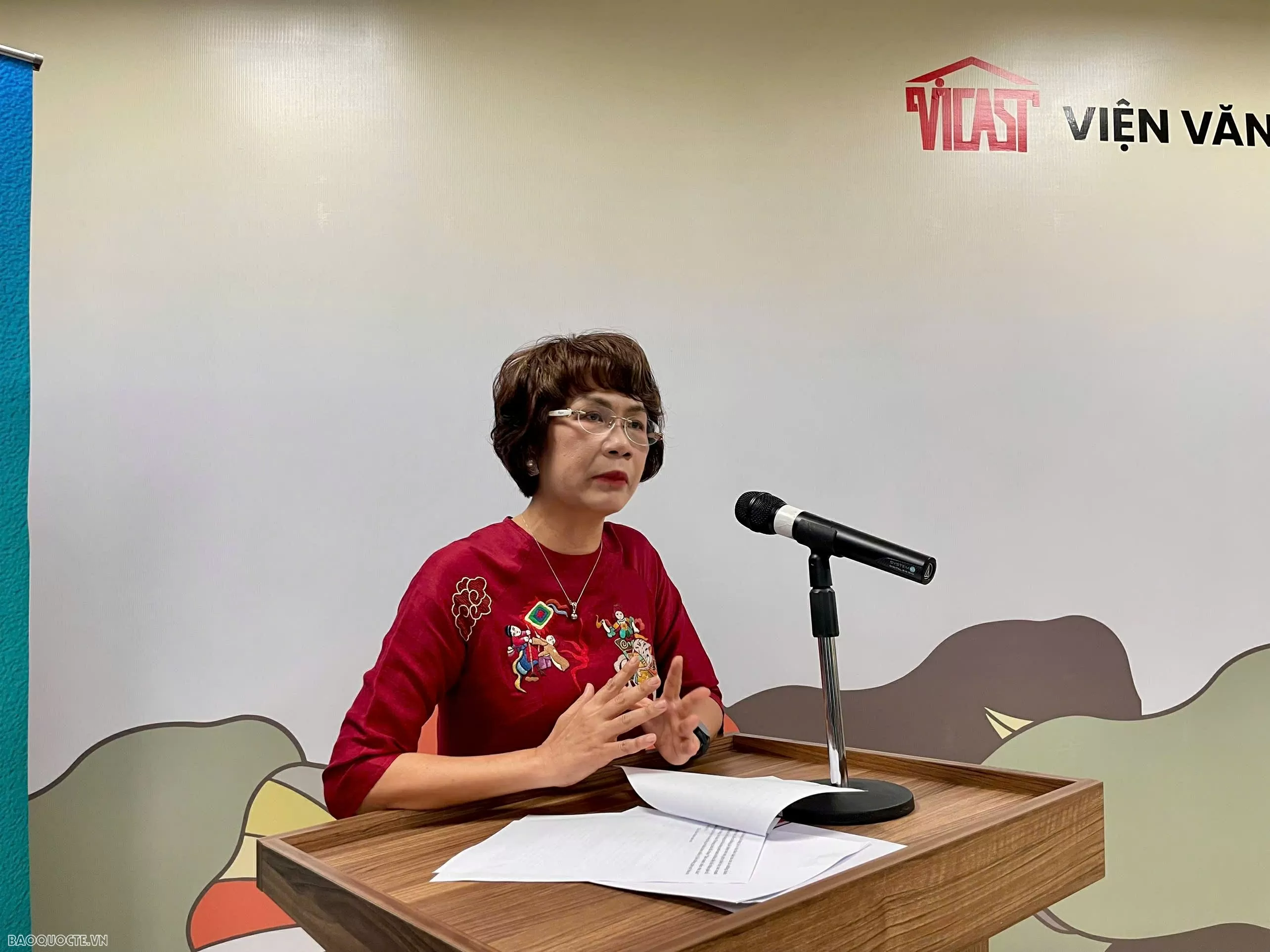 PGS.TS Nguyễn Thị Thu Phương đưa ra một số điểm nghẽn trong việc phát triển sức mạnh mềm của Việt Nam và đề xuất các hướng đi mới. (Ảnh: Phương Thảo)