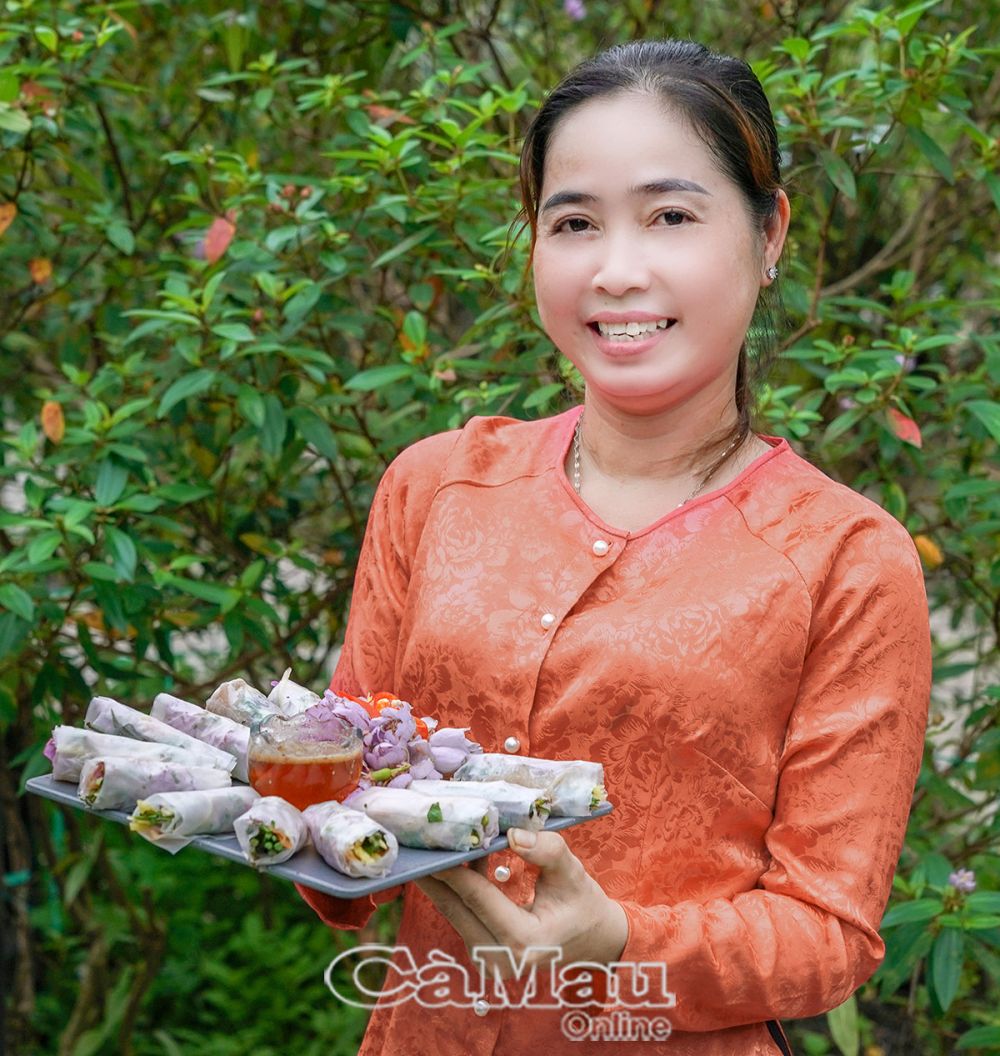 สลัดเนื้อปูผสมผักกาดหอม พริกหยวก และสมุนไพรเพื่อรสชาติที่เข้มข้น