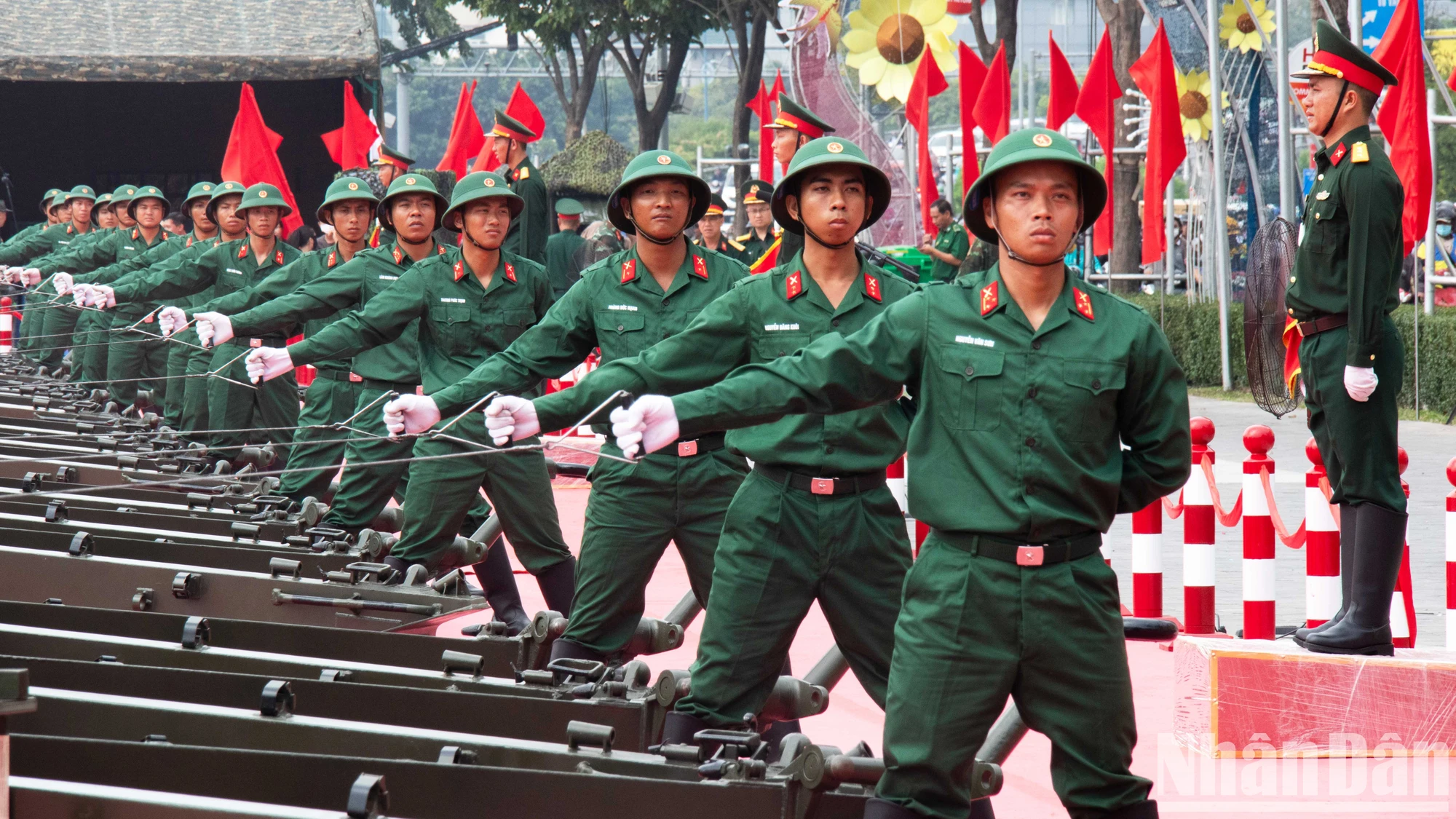 [Ảnh] Cận cảnh 15 khẩu đại bác khai hỏa tập luyện phục vụ đại lễ 30/4 ảnh 4