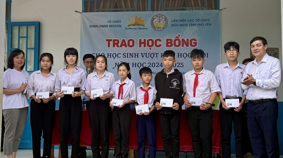 Học sinh trường Tiểu học Hòa Mỹ Đông (huyện Tây Hòa, Phú Yên) nhận học bổng từ tổ chức Sunflower Misson. (Ảnh: Báo Phú Yên)