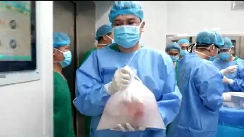 Các bác sĩ đã thực hiện ca phẫu thuật lấy ghép tạng và các mô, tạng được vận chuyển đến các bệnh viện tiếp nhận ghép cho những bệnh nhân nặng. (Ảnh bệnh viện cung cấp)