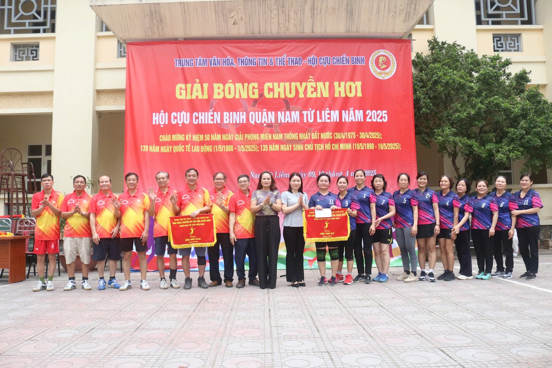 anh-2-trao-giai-cho-cac-doi-nam-tu-liem.jpg