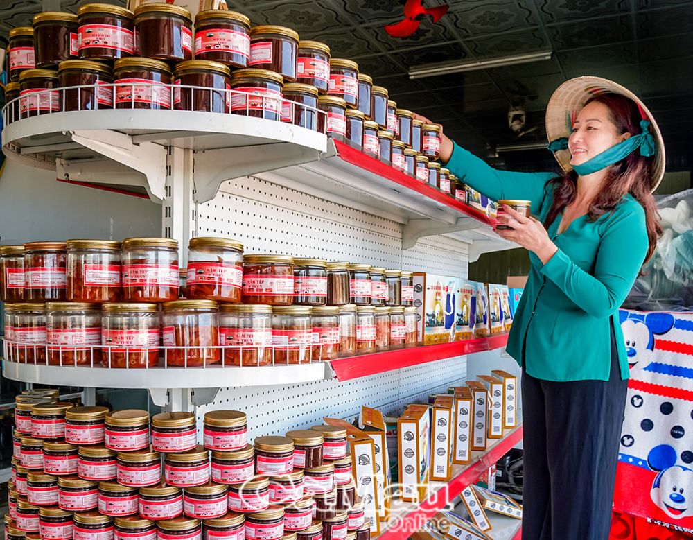 Mme Dang Thi Thuy est une célèbre productrice de pâte de crevettes à Tran Van Thoi.