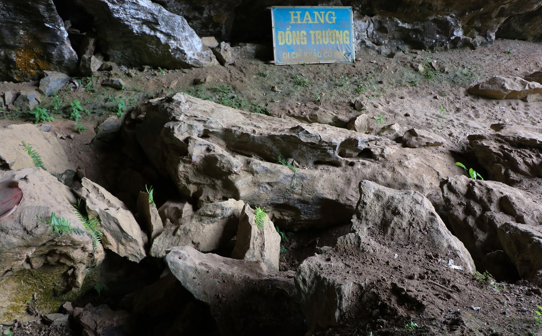 Hang Đồng Trương với nền hang khá bằng phẳng và các nhũ đá đẹp mắt. Di tích khảo cổ hang Đồng Trương được công nhận là di tích quốc gia từ tháng 5-2017