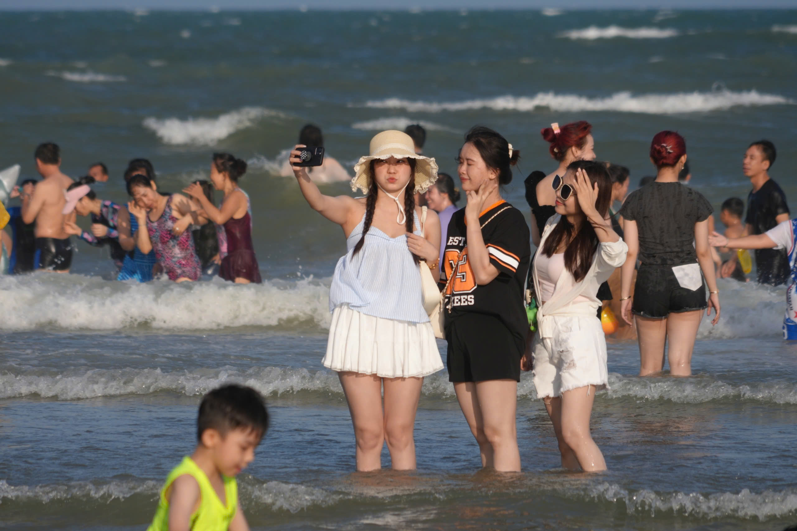หาดบายเสาคึกคักอยู่เสมอในช่วงบ่าย