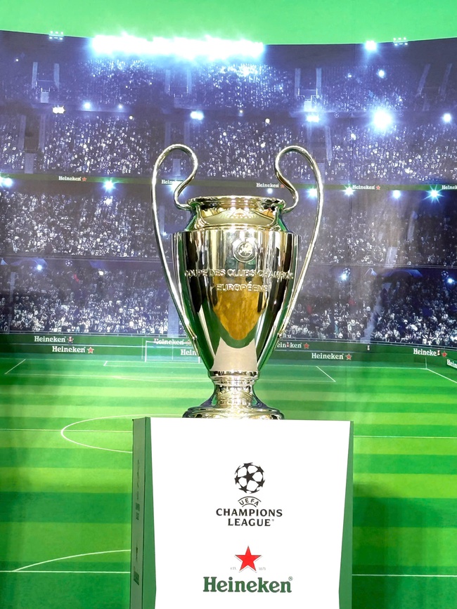 Đón cúp vô địch UEFA Champions League cùng Bastian Schweitsteiger tại Việt Nam - Ảnh 2.